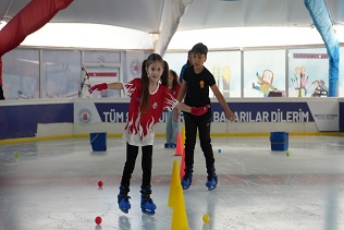 DOĞAL BUZ PİSTİNDE YAZA SERİN DOKUNUŞ